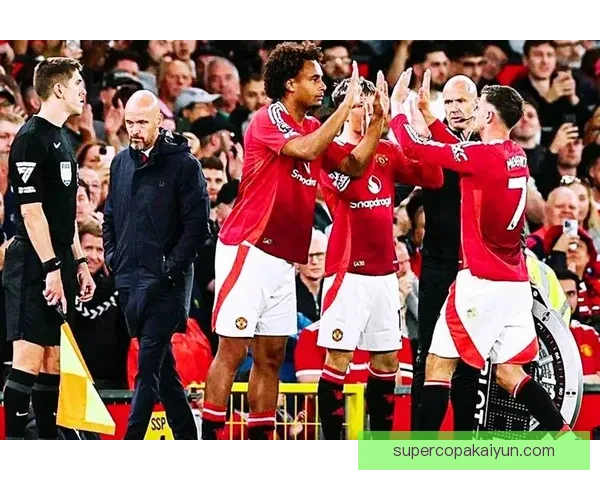 滕哈赫与球员关系持续紧密，球队氛围促进表现稳健。