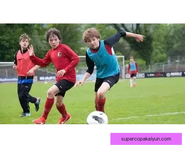 诺伊尔在门将位置的表现稳健，持续引领足球战术的变革趋势